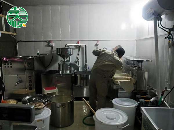 长征注册技术人员手把手教客户做豆制品