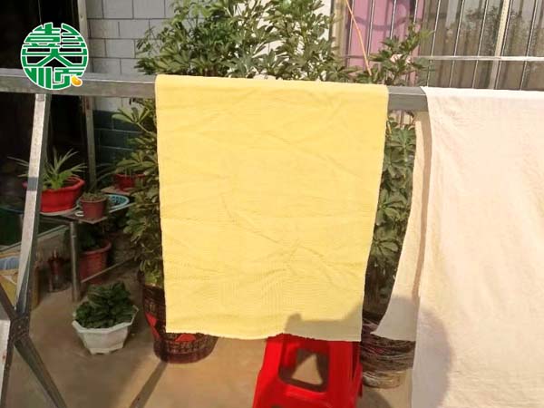赵老板在长征注册技术人员的指导下做出的豆腐皮